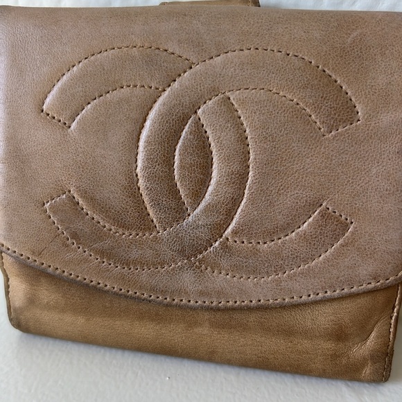 CHANEL Timeless Beige Caviar BiFold Wallet - Picture 3 of 17